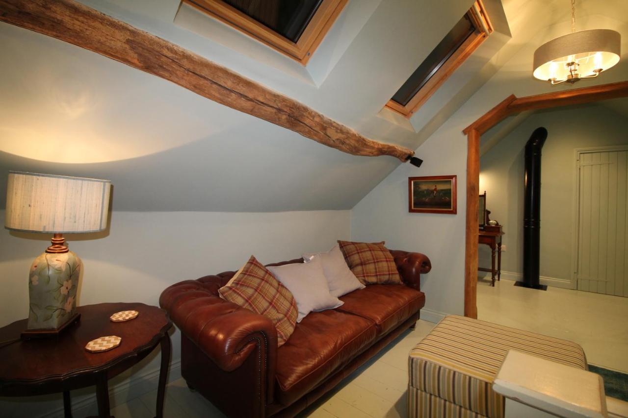 The Coach House Villa Whitby Exterior photo